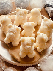 Natürliche Rapswachskerze in einzigartiger Form, handgefertigt und ideal als besonderes Geschenk oder nachhaltige Deko.

Handgegossene Kerze aus Rapswachs in kreativer Form – ein umweltfreundliches, veganes Geschenk für jede Gelegenheit.