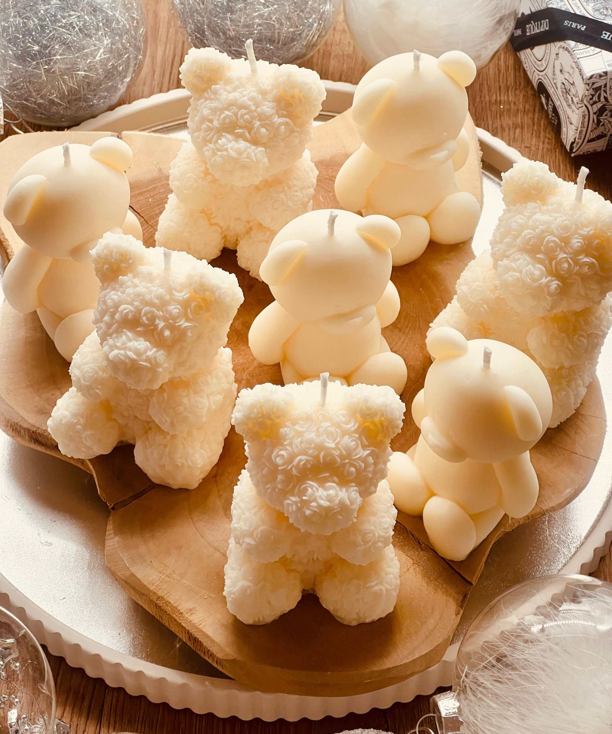 Natürliche Rapswachskerze in einzigartiger Form, handgefertigt und ideal als besonderes Geschenk oder nachhaltige Deko.

Handgegossene Kerze aus Rapswachs in kreativer Form – ein umweltfreundliches, veganes Geschenk für jede Gelegenheit.