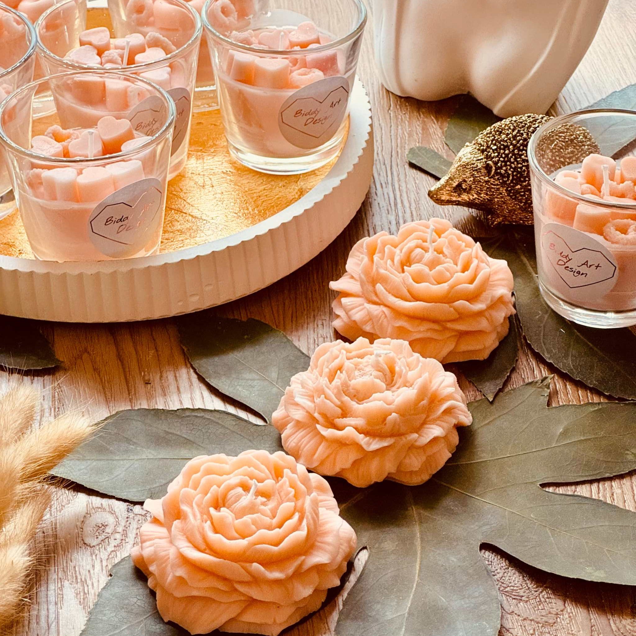 Handgefertigte Duftkerze im Glas in Rosa und Pink mit liebevoller Wachsdekoration – perfekt als Geschenk und dekorative Bereicherung