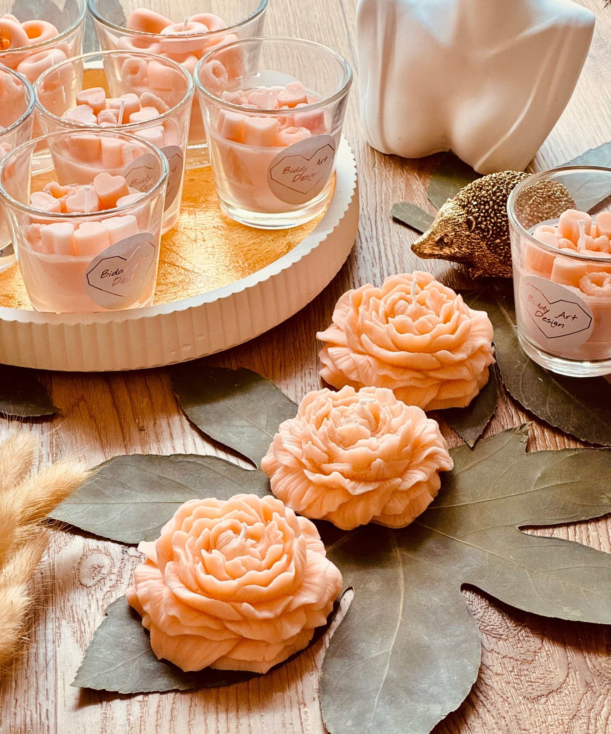 Handgefertigte Duftkerze im Glas in Rosa und Pink mit liebevoller Wachsdekoration – perfekt als Geschenk und dekorative Bereicherung
