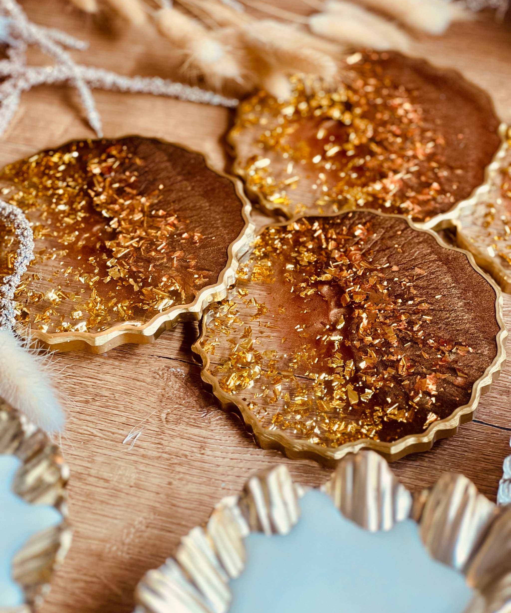 4 handgemachte Untersetzer aus braunem Resin mit goldenen Details im 4er Set, Durchmesser ca. 12 cm
