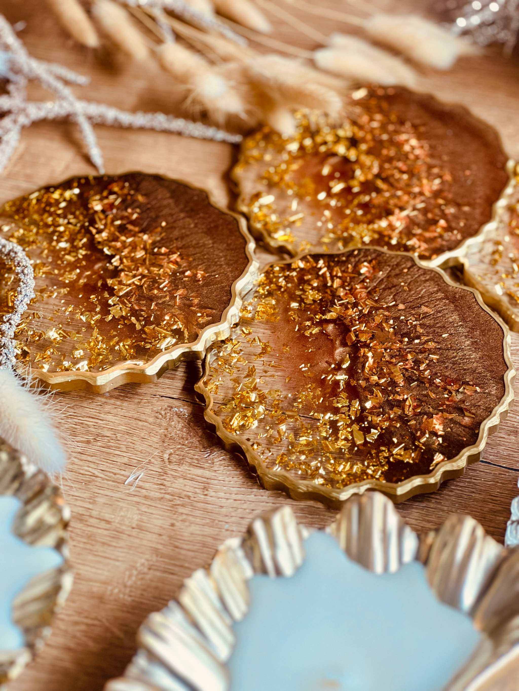 4 handgemachte Untersetzer aus braunem Resin mit goldenen Details im 4er Set, Durchmesser ca. 12 cm