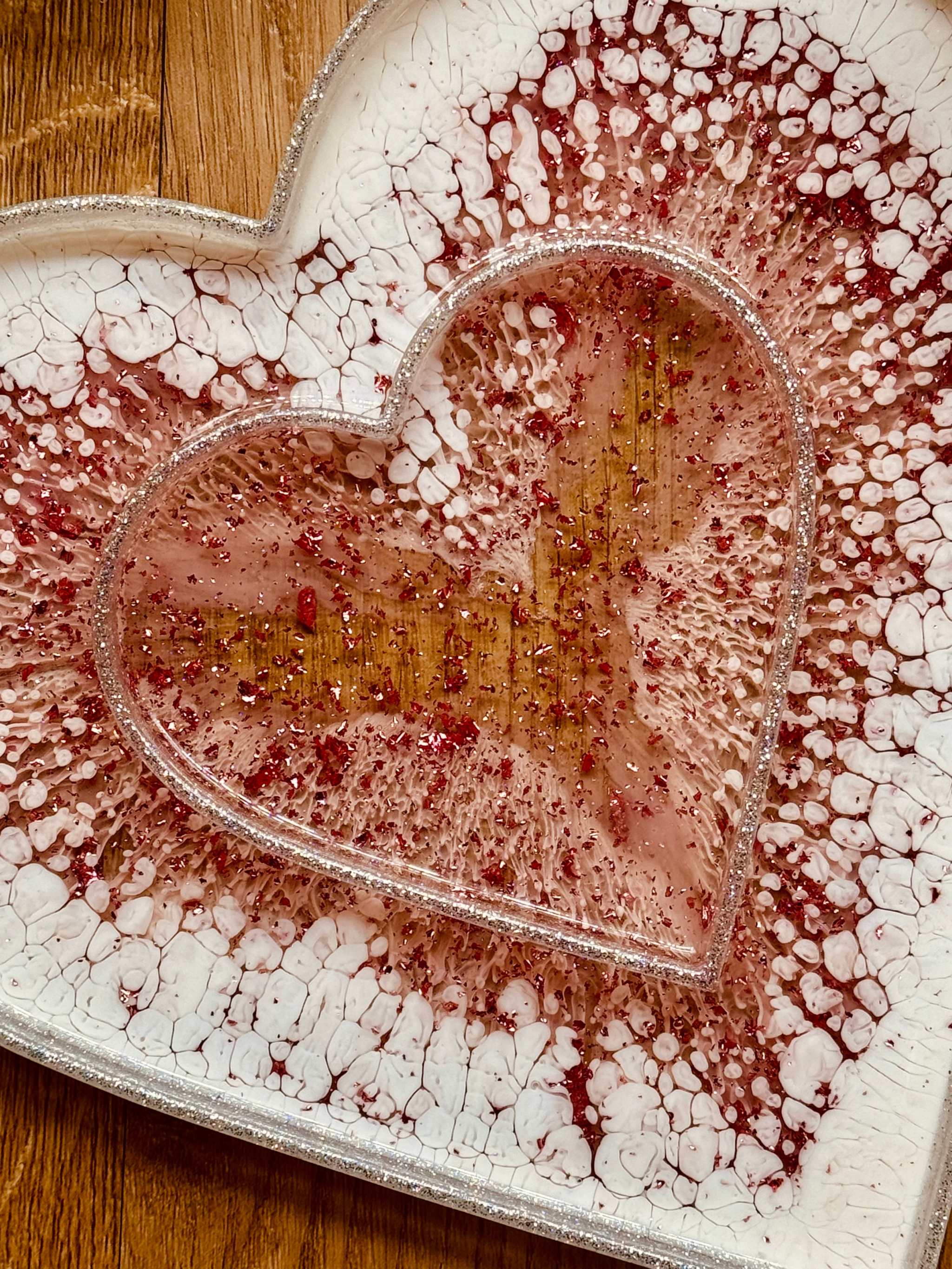 Herzförmige Schale bzw. Tablett aus rosa Resin mit silbernen 3D-Details handgemacht