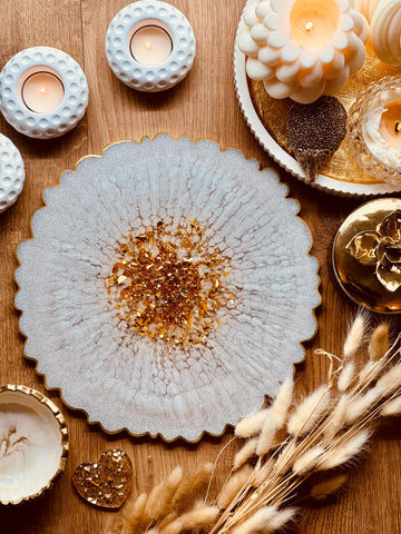 Tablett aus Resin in Weiss mit goldenen Details