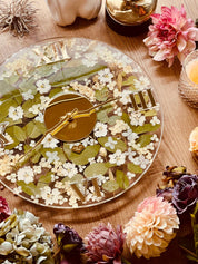 Handgemachte Resin Uhr mit getrocknetem Eukalyptus und Blumen, filigranes Design, 35cm Durchmesser, elegante Wand- und Standuhr