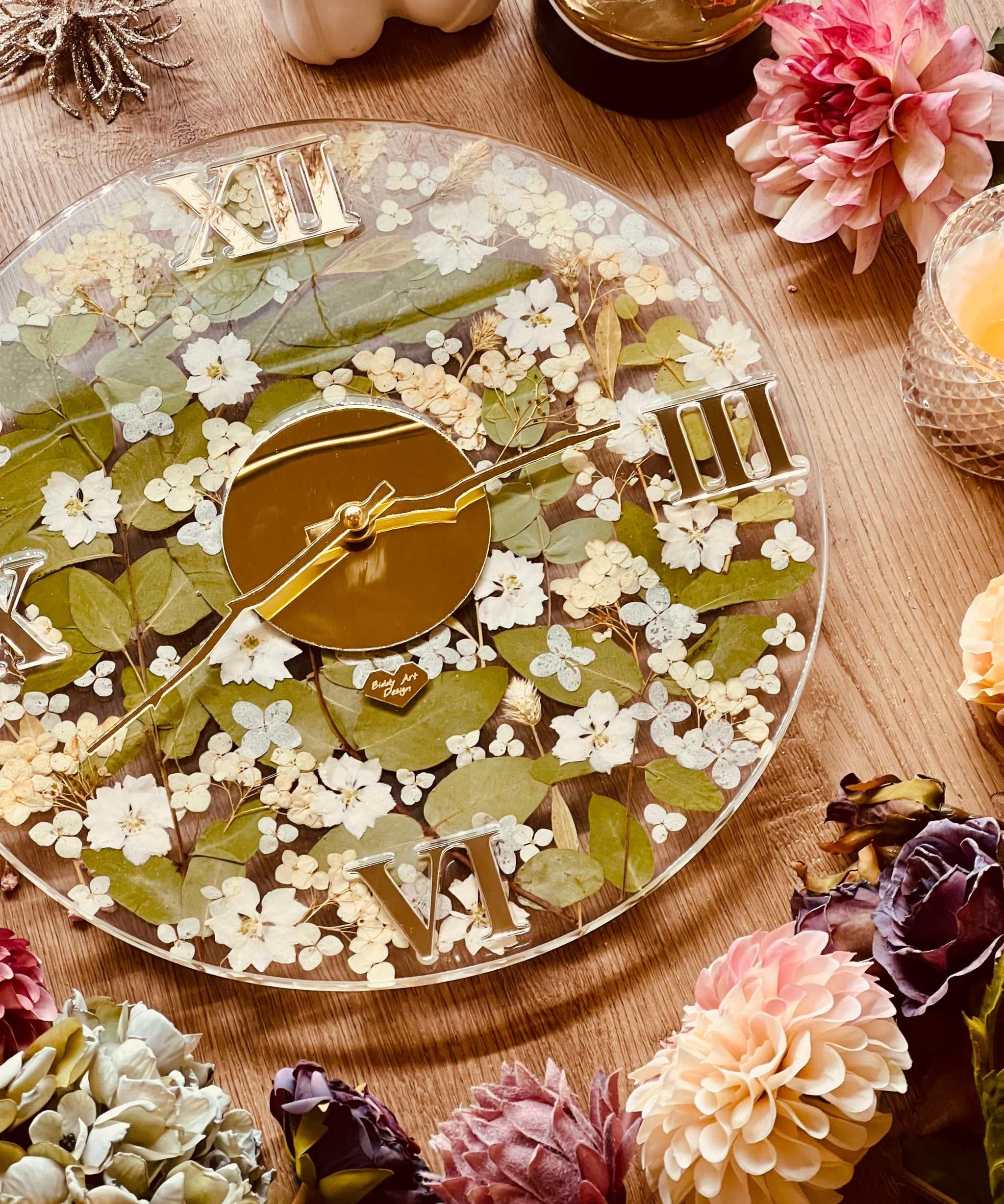 Handgemachte Resin Uhr mit getrocknetem Eukalyptus und Blumen, filigranes Design, 35cm Durchmesser, elegante Wand- und Standuhr