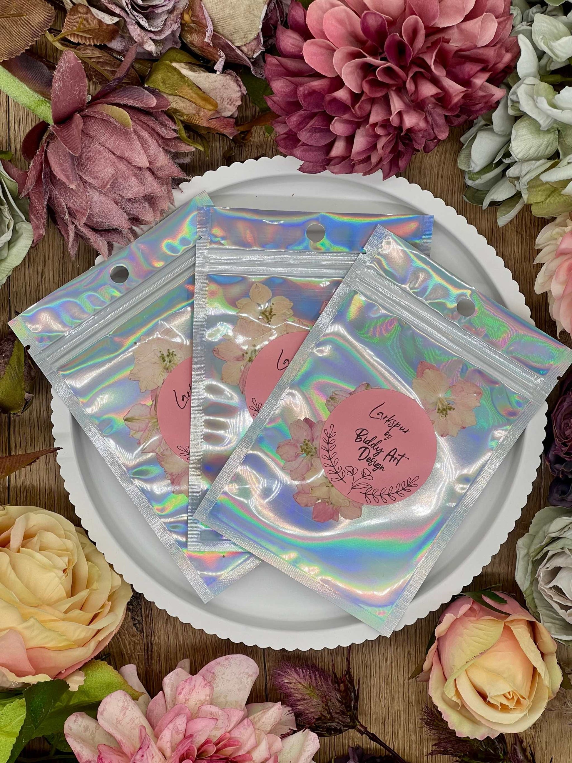 Schön verpackte, handgetrocknete rosa Blumen, perfekt für Kunstprojekte und als kreatives Bastelzubehör, mit nachhaltigem Flair. Dekorative Verpackung mit handverlesenen Blumen, ideal für DIY-Projekte oder als kreatives Kunstzubehör.