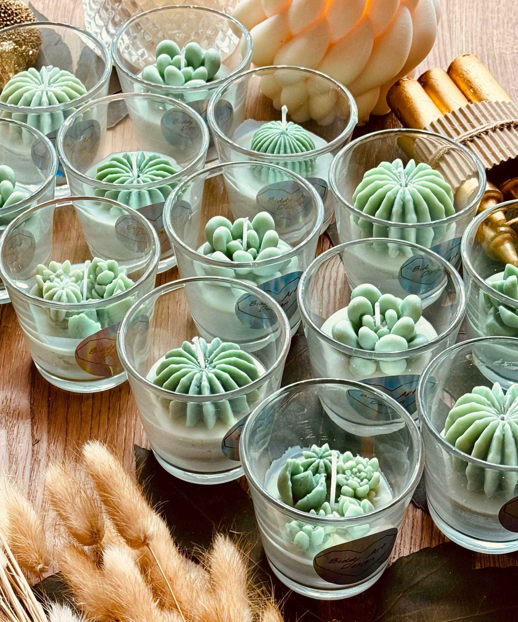 Duftkerze im Glas mit handgefertigtem Kaktusdesign, verziert mit kleinen Wachskakteen – ein einzigartiges Geschenk für Kaktus- und Duftliebhaber.