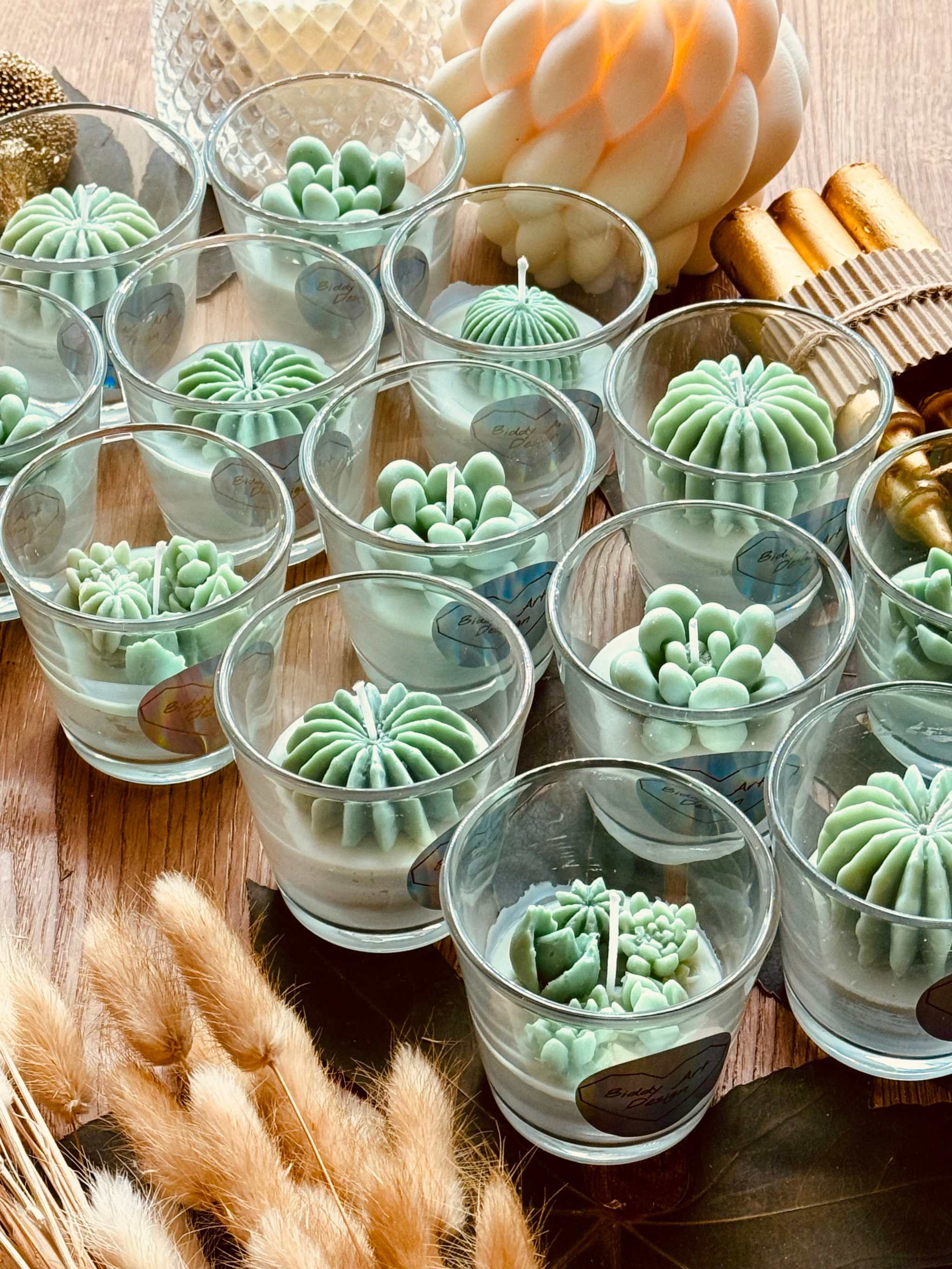 Duftkerze im Glas mit handgefertigtem Kaktusdesign, verziert mit kleinen Wachskakteen – ein einzigartiges Geschenk für Kaktus- und Duftliebhaber.