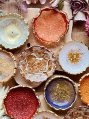 Schmuckschalen aus Resin in verschiedenen Farben mit Gold