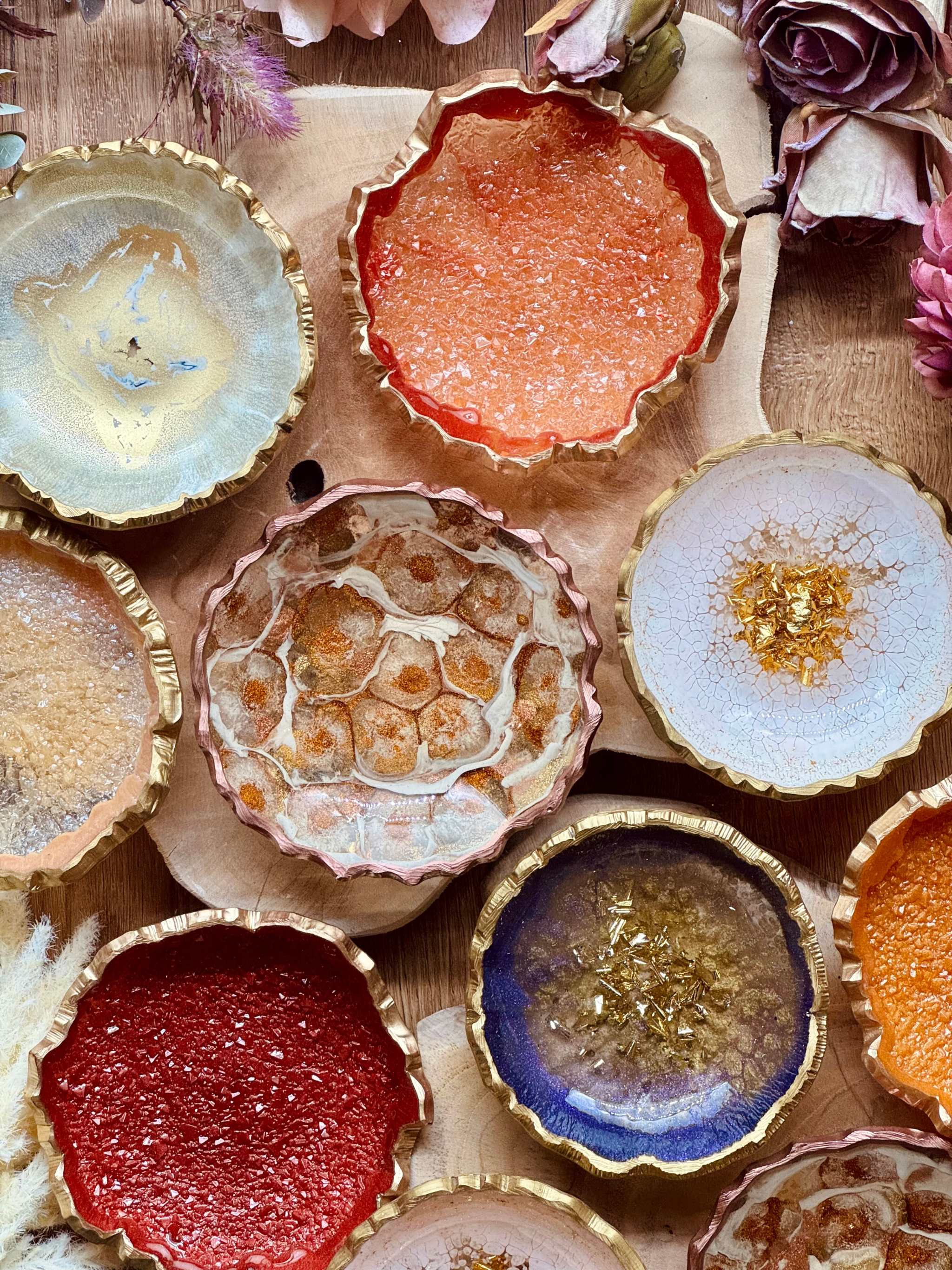 Schmuckschalen aus Resin in verschiedenen Farben mit Gold