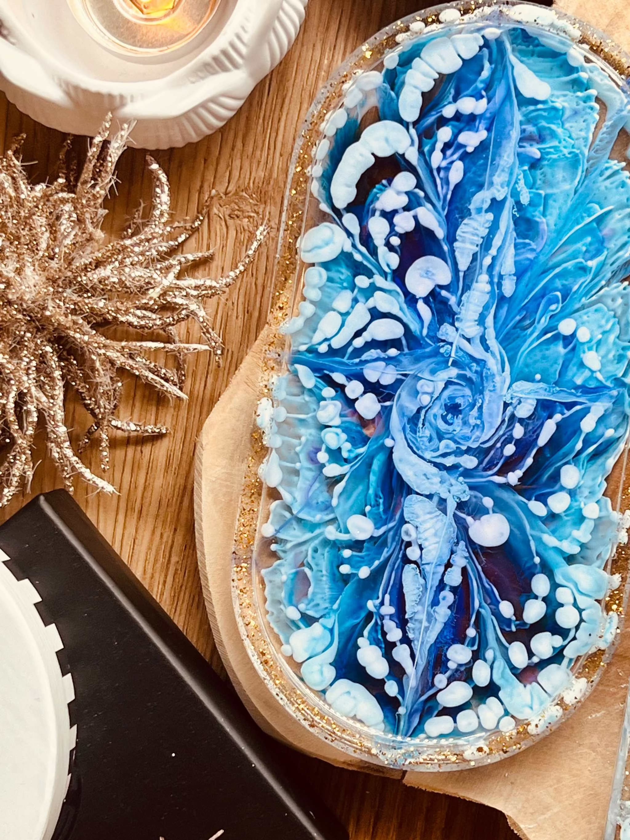 Handgemachte blaue Schmuckschale aus Resin mit 3D Technik und Goldakzenten, ca. 18x9cm, einzigartiges Dekorationsstück