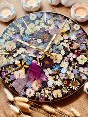 Handgemachte Resin Uhr mit getrockneten bunten Blumen und goldfarbenen Zeigern als einzigartige Wand- oder Standuhr mit 35 cm Durchmesser