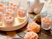 
Duftende Designkerze im Glas in Rosa und Pink, verziert mit Wachs-Süßigkeiten – perfekt als Geschenk und kreative Raumdek