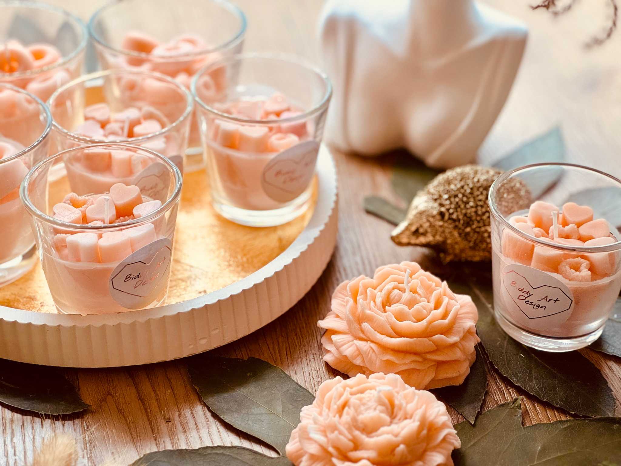 
Duftende Designkerze im Glas in Rosa und Pink, verziert mit Wachs-Süßigkeiten – perfekt als Geschenk und kreative Raumdek