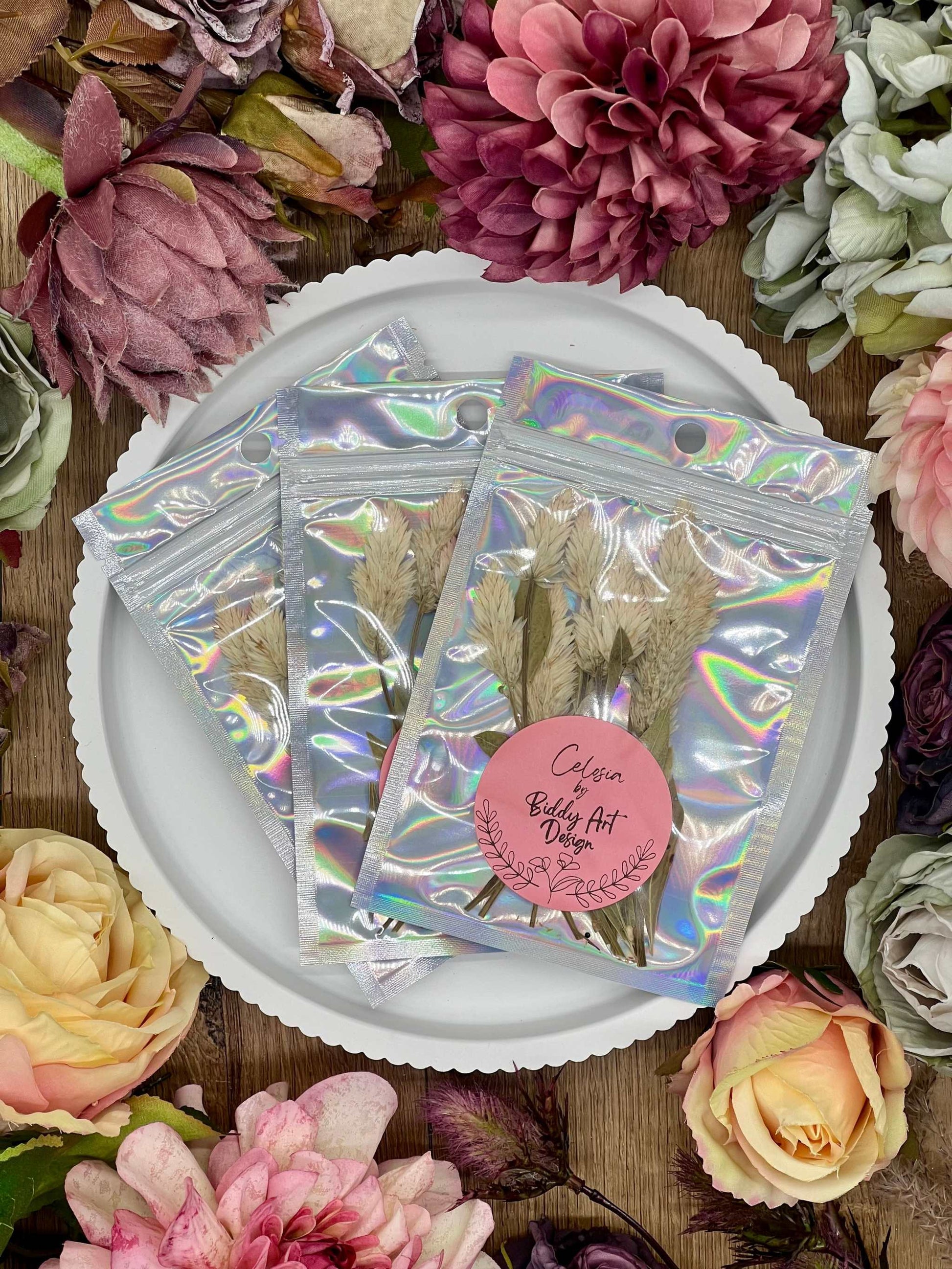 Hübsch verpackte, handgetrocknete Blumen für kreative Kunst- und DIY-Projekte. Perfekt für Kreativprojekte, Resin Art und Scrapbooking. Hochwertig getrocknete Blüten in wunderschönen Farben, perfekt für Kunst-, Bastel- und Dekorationsprojekte.