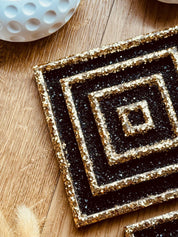 2 Untersetzer aus Resin schwarz mit goldenem 3D Design handgemacht quadratisch
