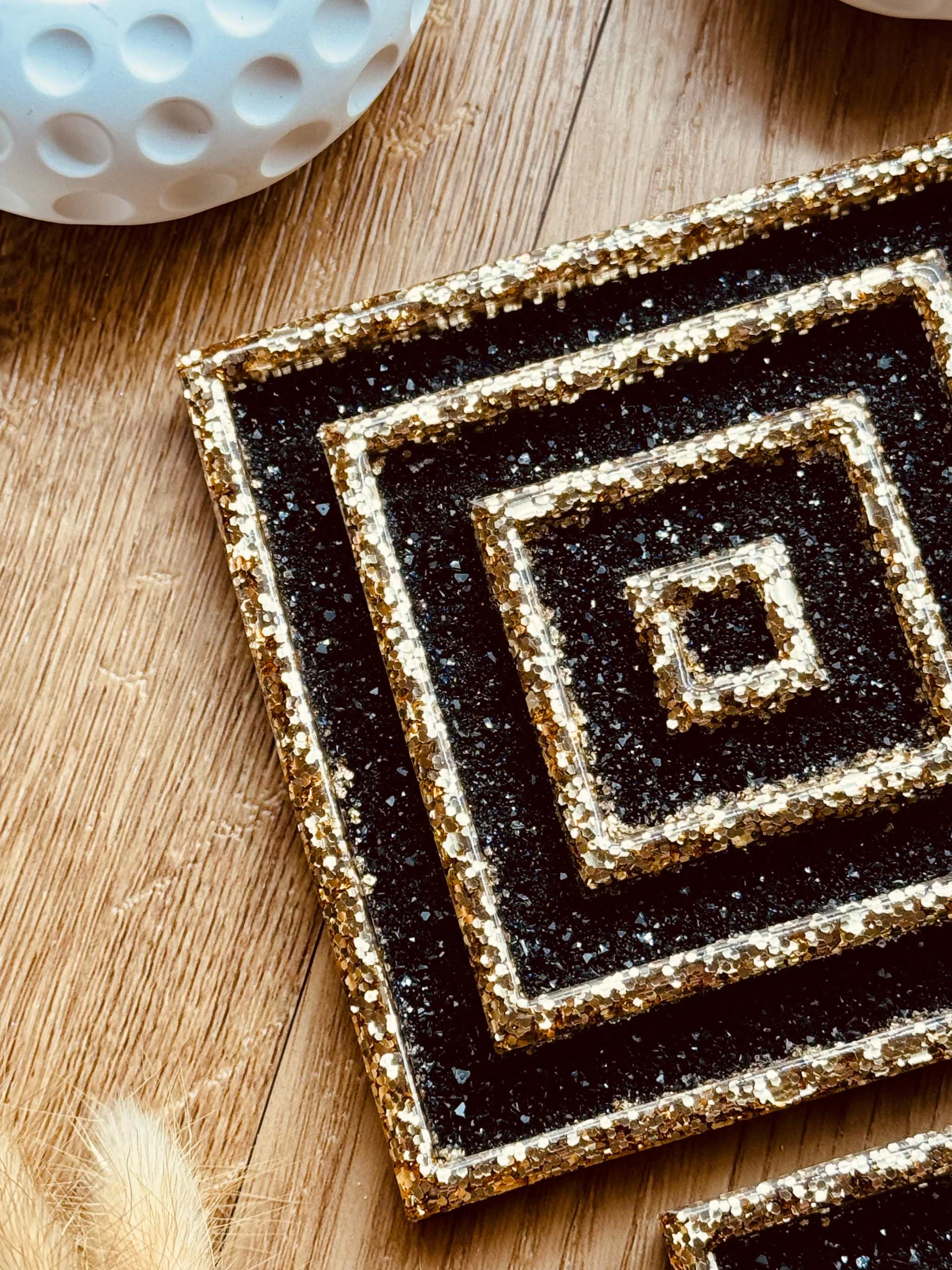 2 Untersetzer aus Resin schwarz mit goldenem 3D Design handgemacht quadratisch