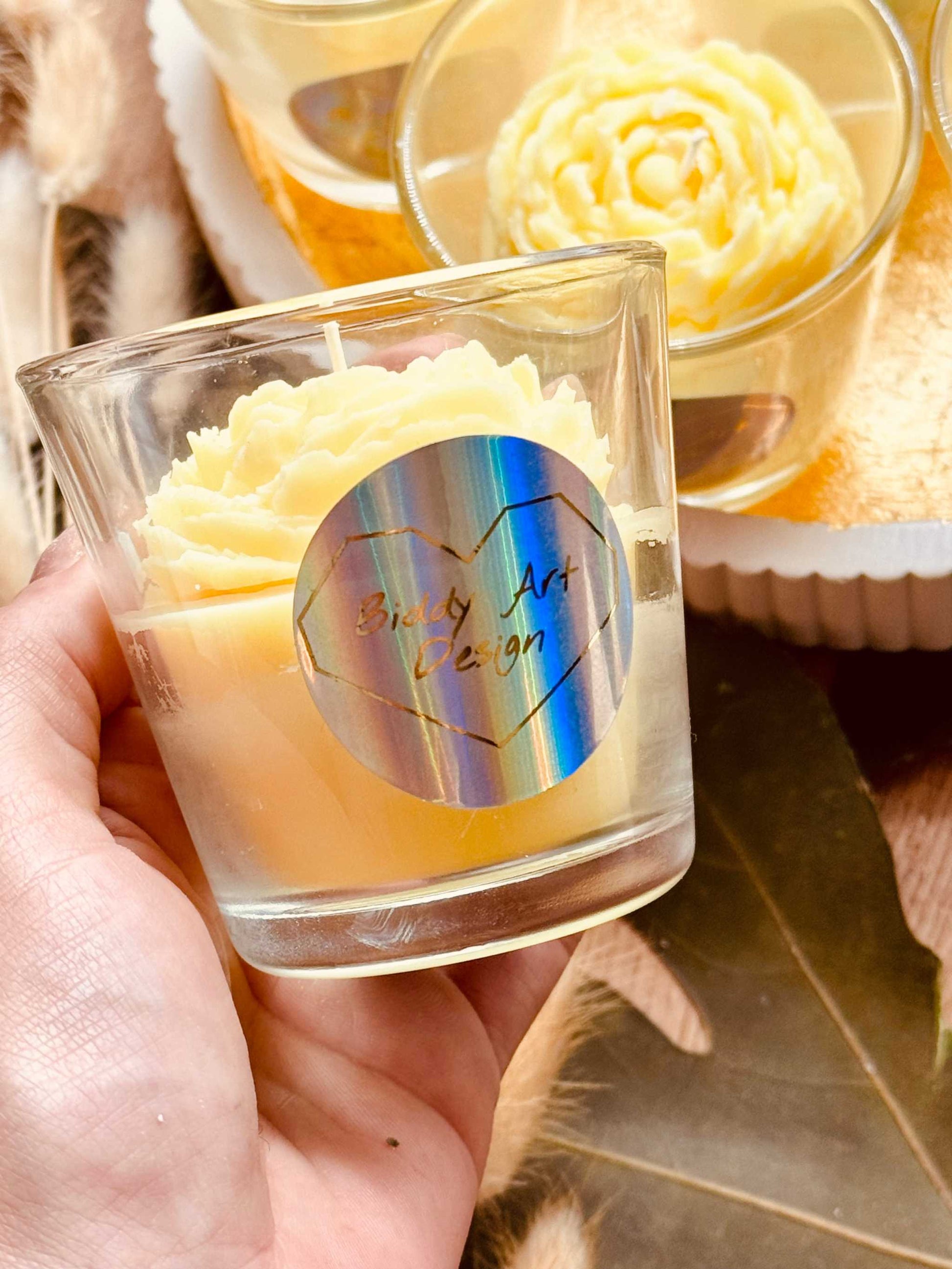 Elegante Parfum-Duftkerze im Glas mit großer Wachsrose – ein besonderes Geschenk und dekorativer Raumduft
