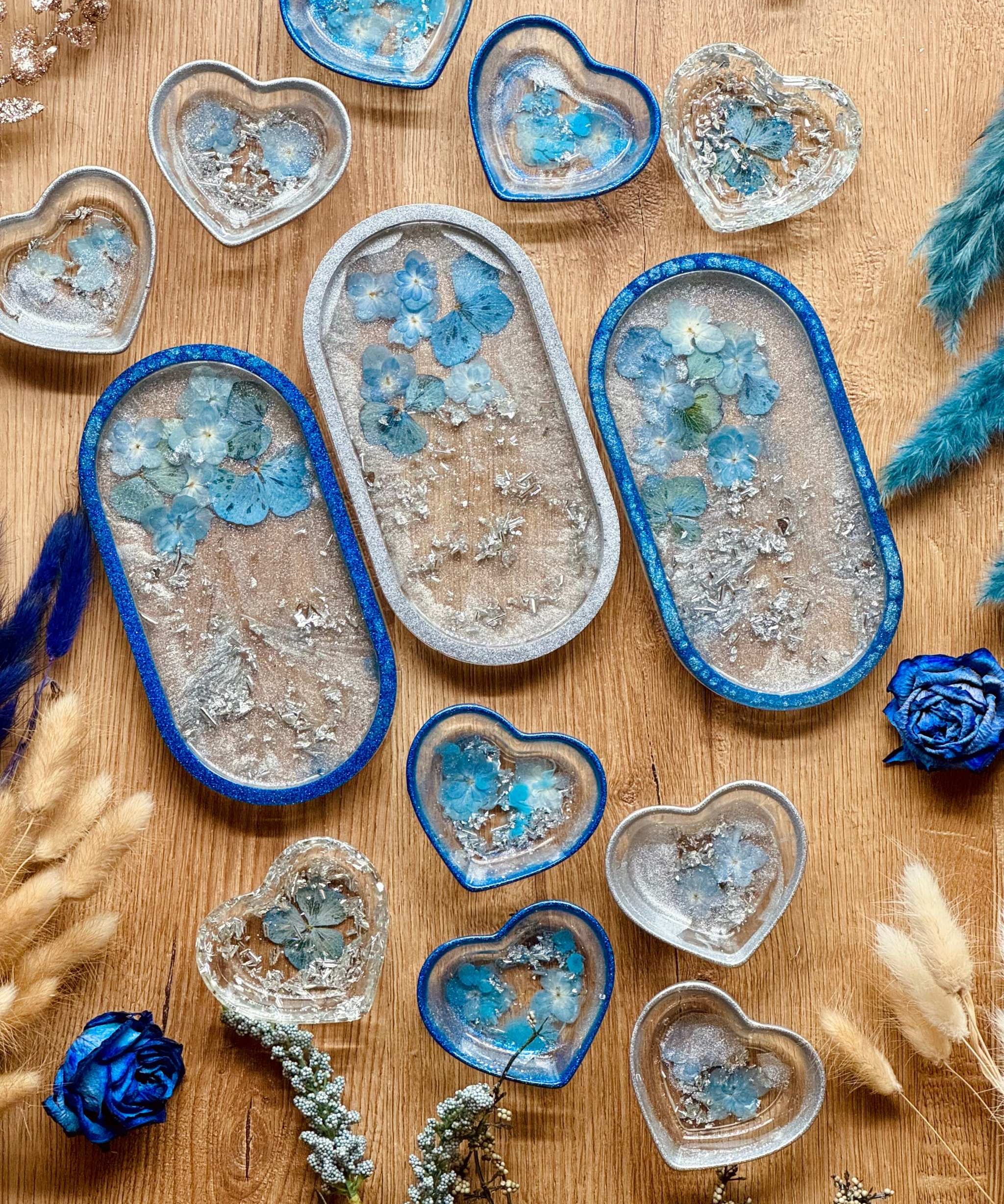 Schmuckschalen aus Resin in Blau mit Silber und getrockneten Blumen handgefertigt als Deko und Geschenk