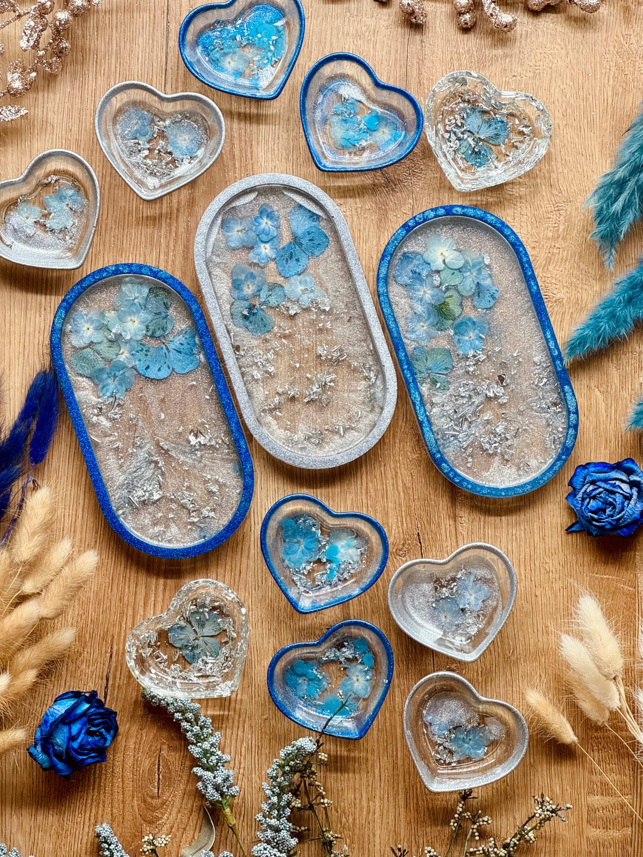 Schmuckschalen aus Resin in Blau mit Silber und getrockneten Blumen handgefertigt als Deko und Geschenk