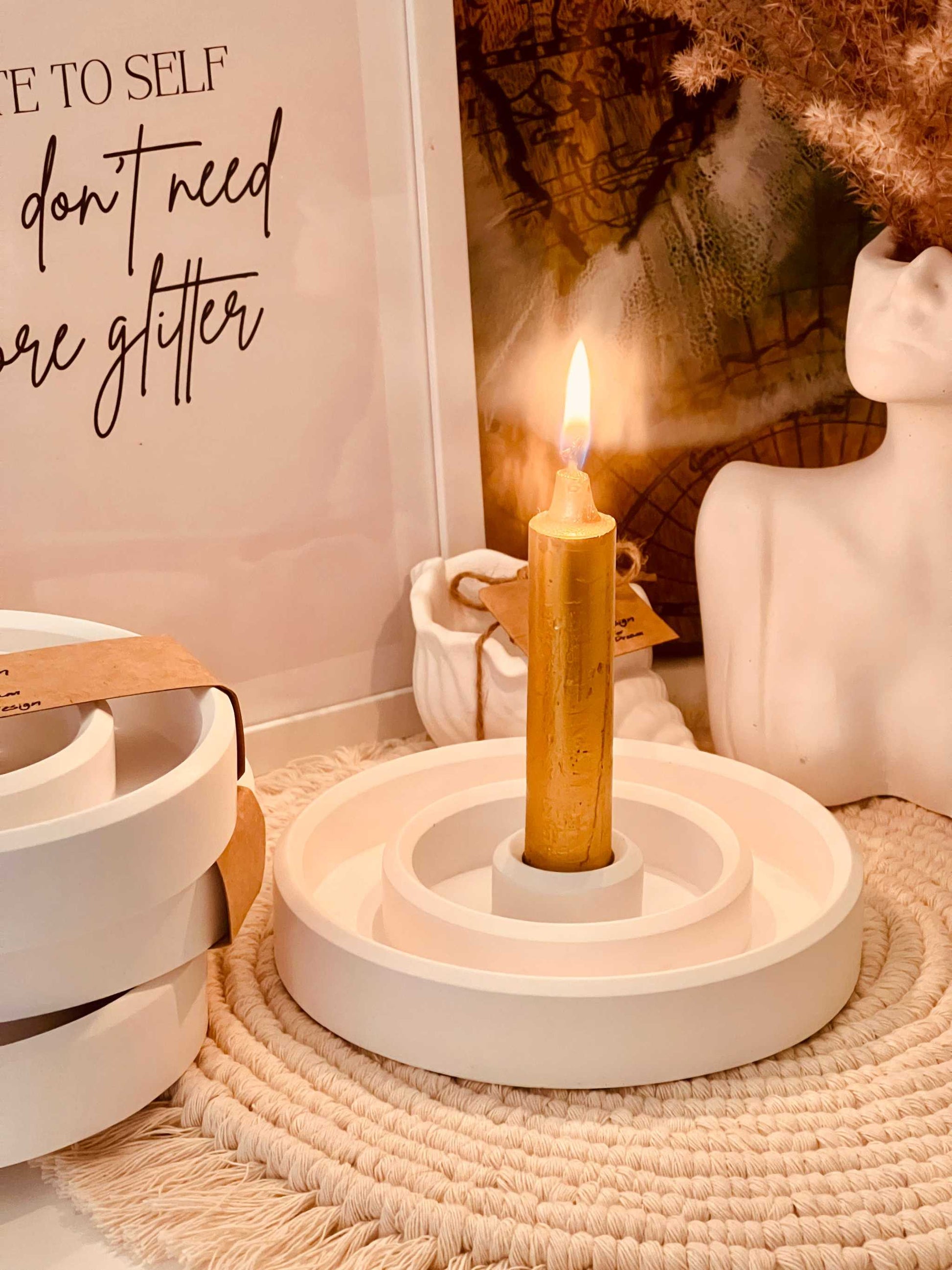 Handgefertigter Kerzenhalter aus Gießkeramik in modernem Weiß, ideal für den Wohnbereich oder besondere Anlässe.Clean Circle Look Giesskeramik Weisse Deko Kerzenlicht