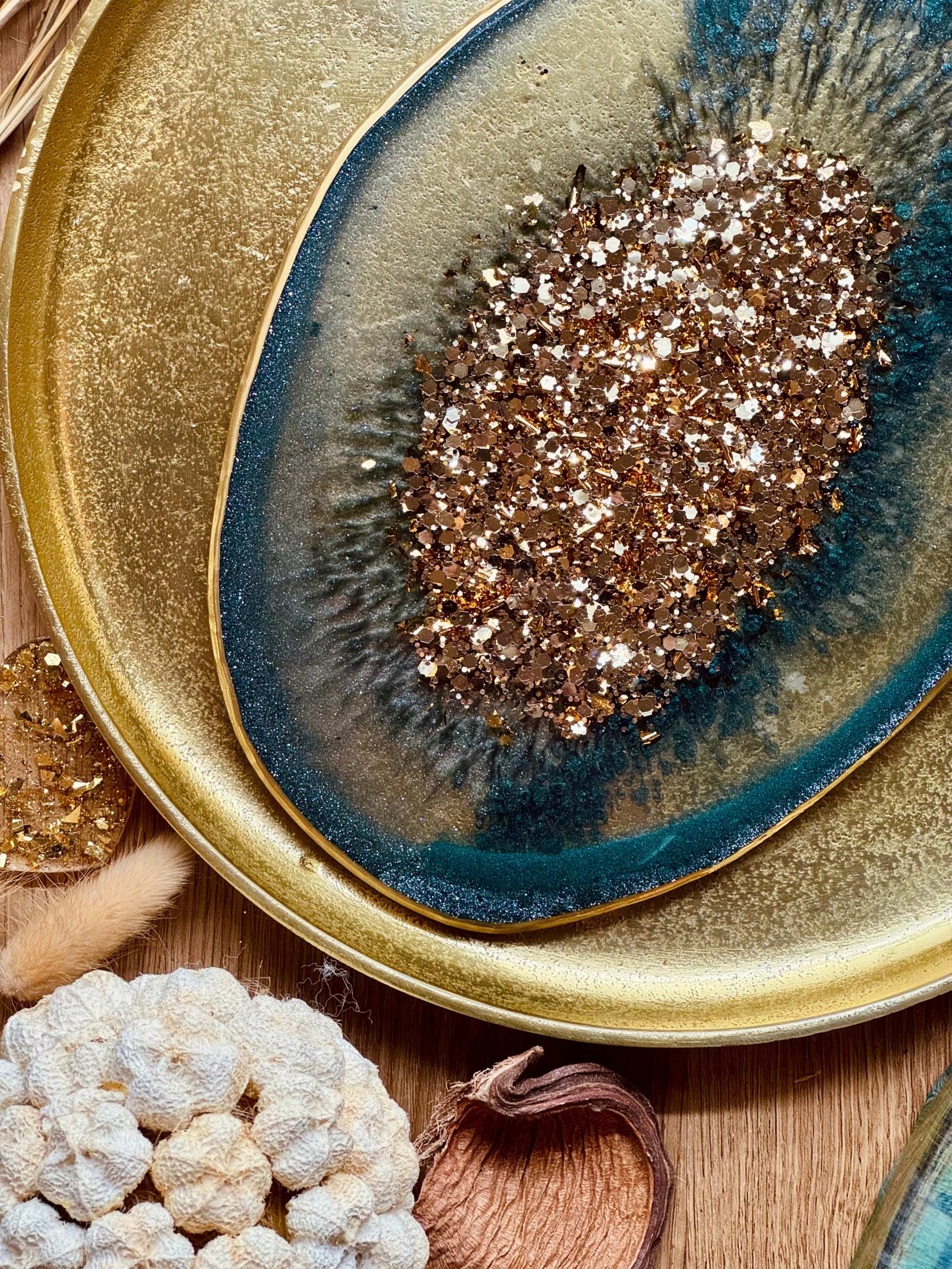 Tablett aus Resin in grün mit goldenen Details und handgemachtem Design