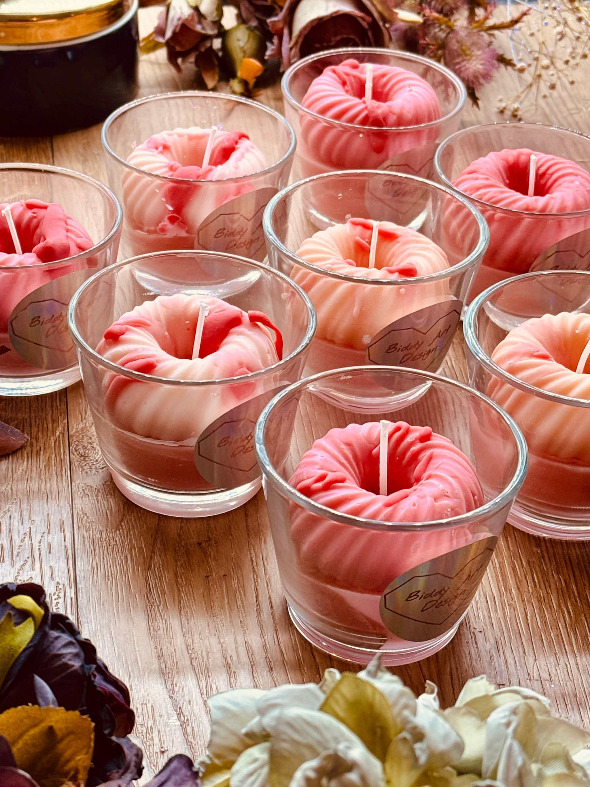 Design-Duftkerze im Glas in pinken und rosafarbenen Tönen mit süßer Wachsdekoration – ein tolles Geschenk und stilvoller Raumduft