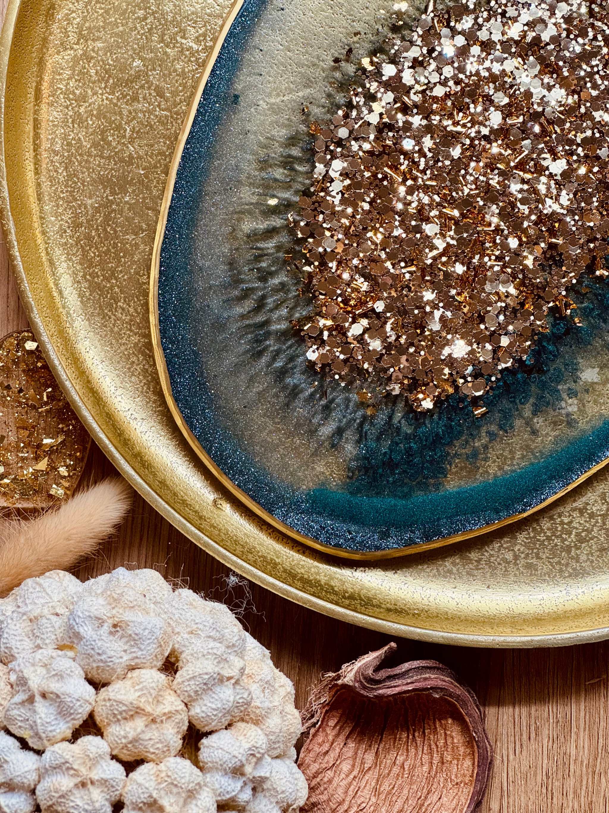 handgemachtes grünes Tablett aus Resin mit goldenen Details und einzigartigem Design