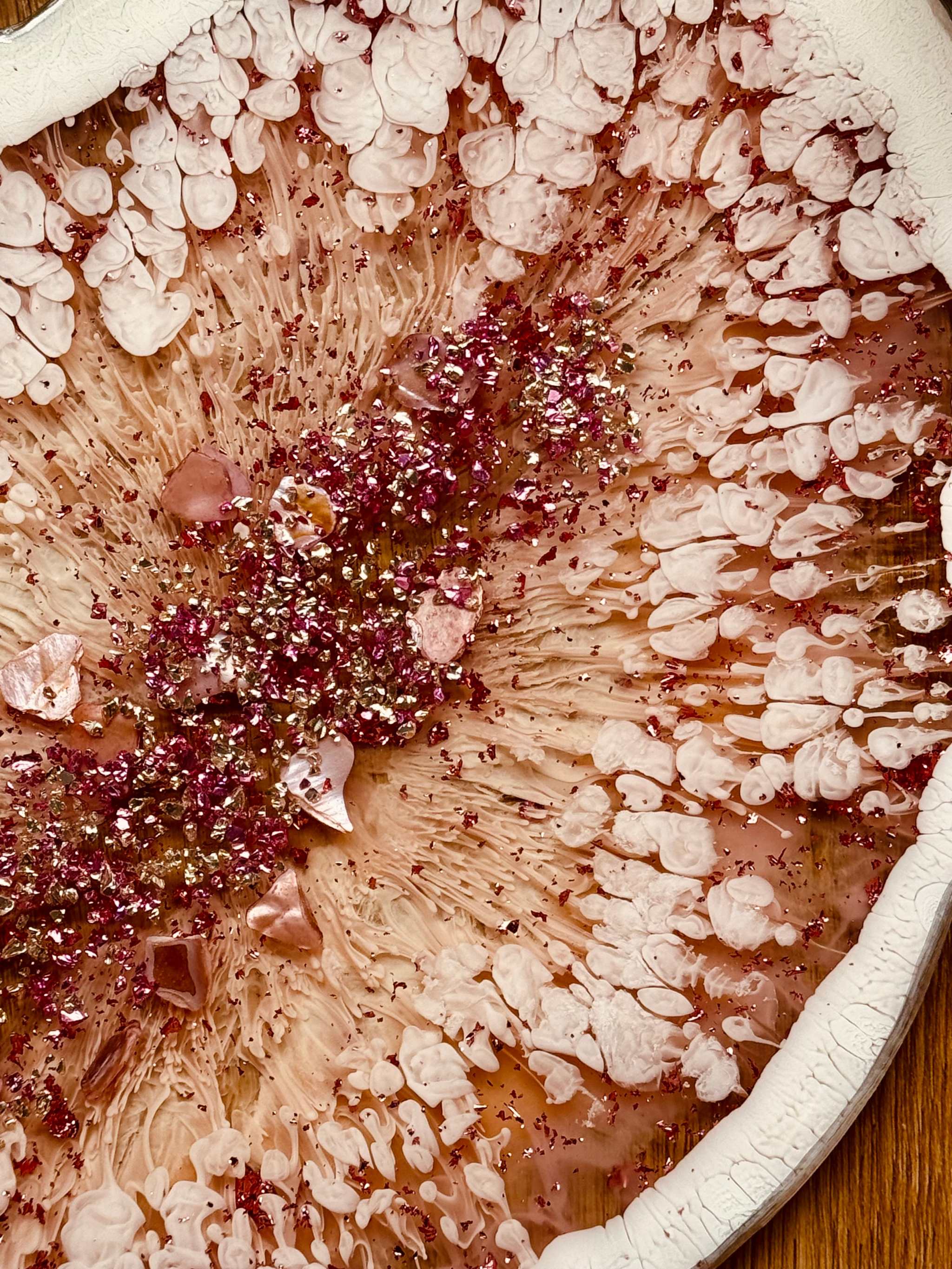 Handgemachtes rosa Tablett aus Resin mit silbernen Details und einzigartigem Design, 31x21 cm groß