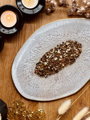 Handgemachtes weißes Resin Tablett mit goldenen Details und glänzender Mitte auf Holztisch dekoriert