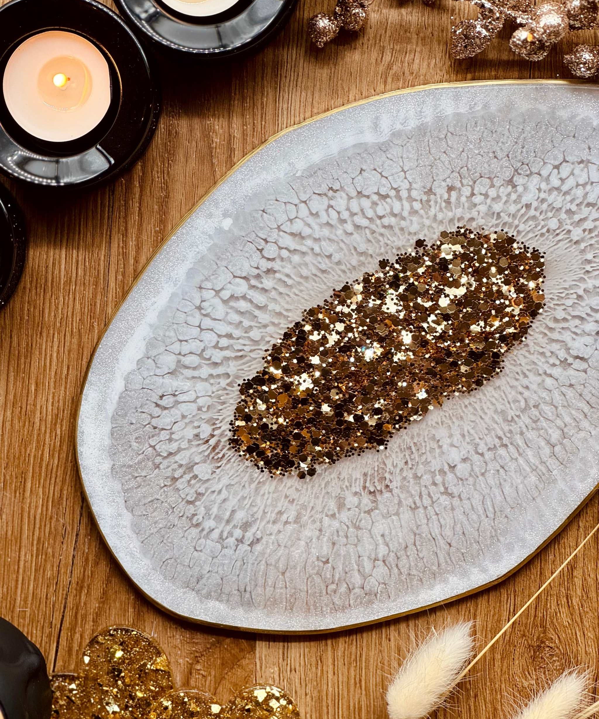 Handgemachtes weißes Resin Tablett mit goldenen Details und glänzender Mitte auf Holztisch dekoriert