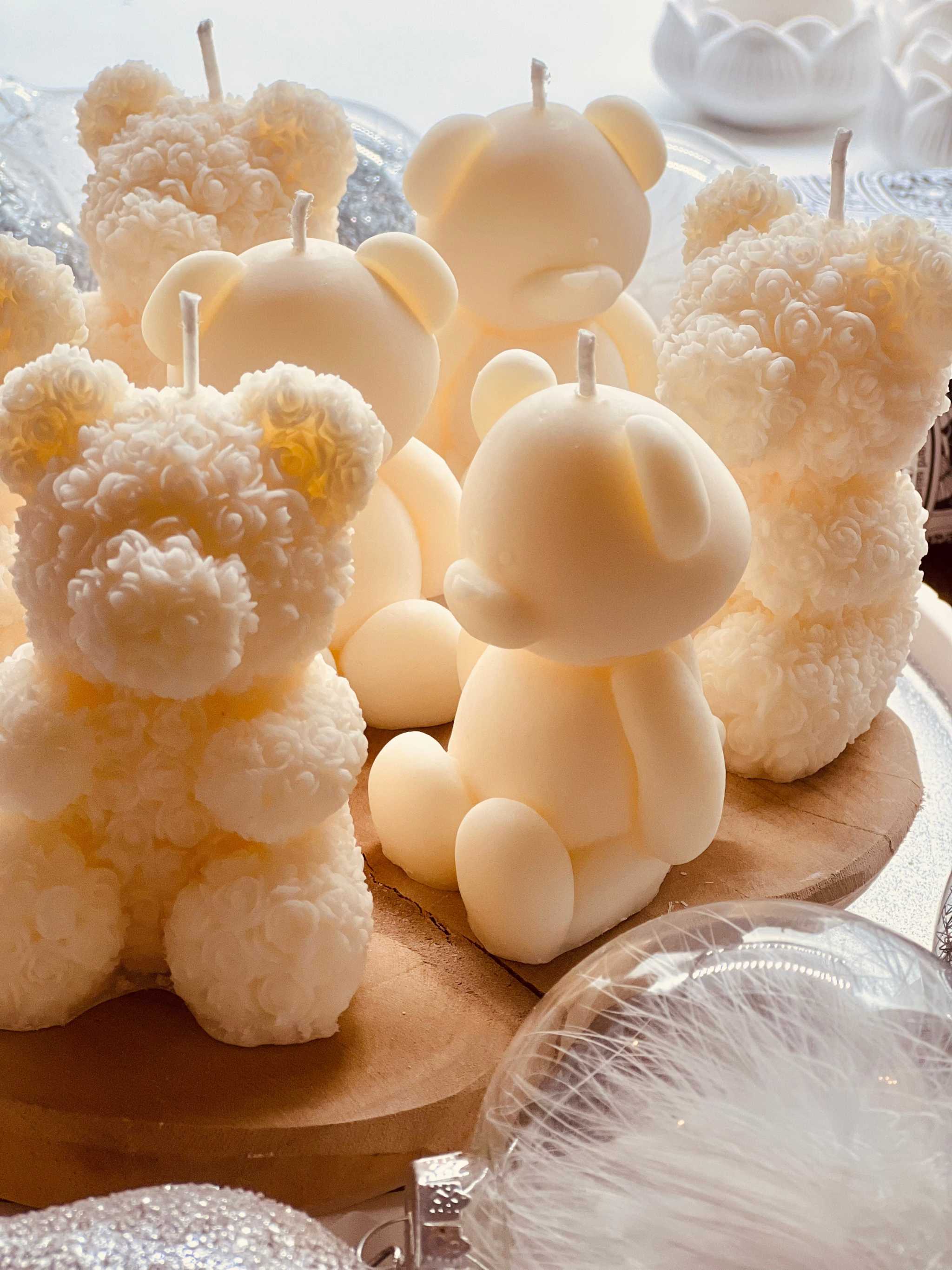 Vegane Rapswachskerze in besonderem Design, handgemacht und ideal als nachhaltiges Geschenk oder modernes Wohn-Accessoire.