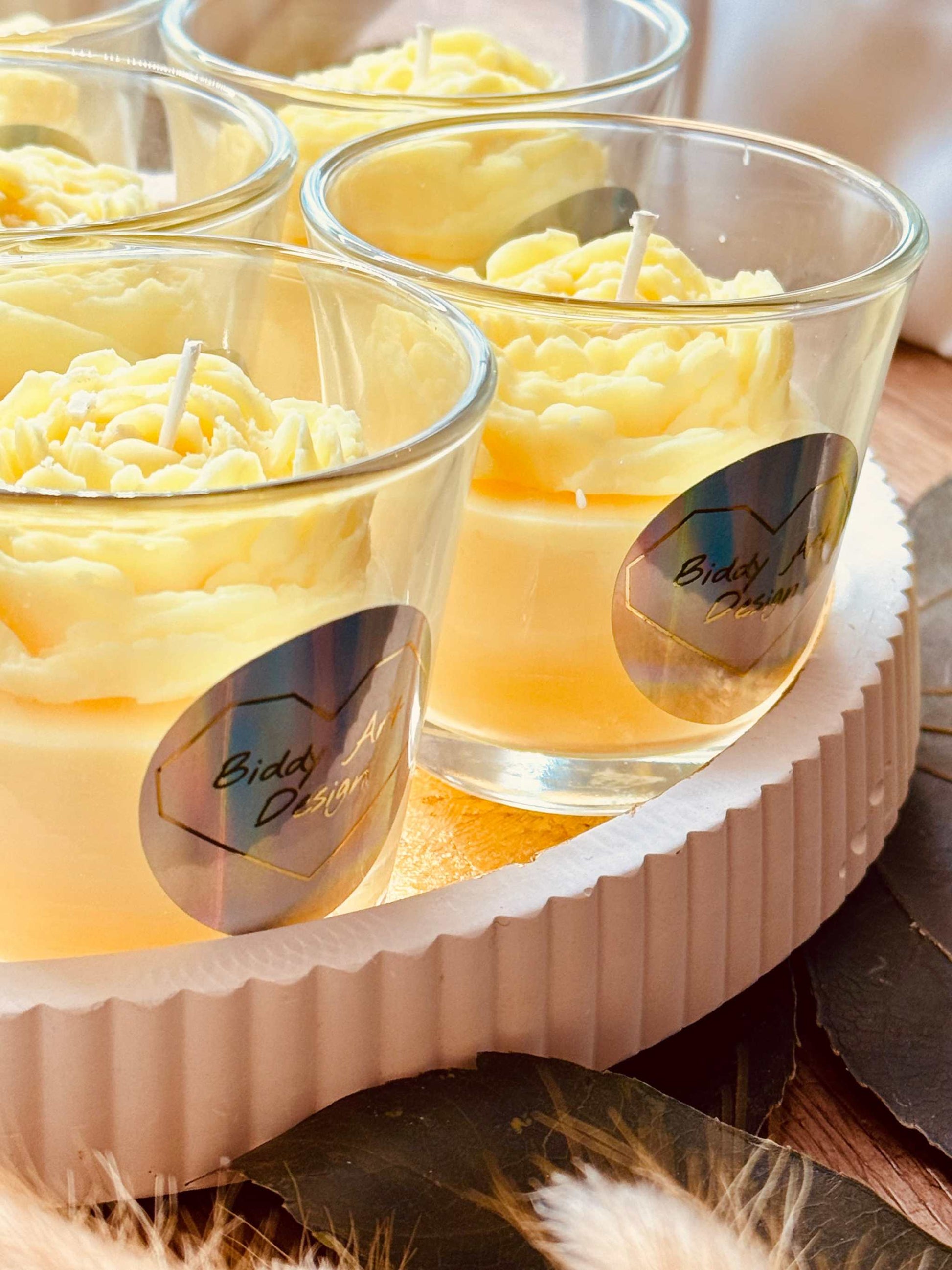 Glas-Duftkerze mit hochwertigem Parfumduft und detailreich gestalteter Wachsrose – ein einzigartiges Geschenk für Duftliebhaber