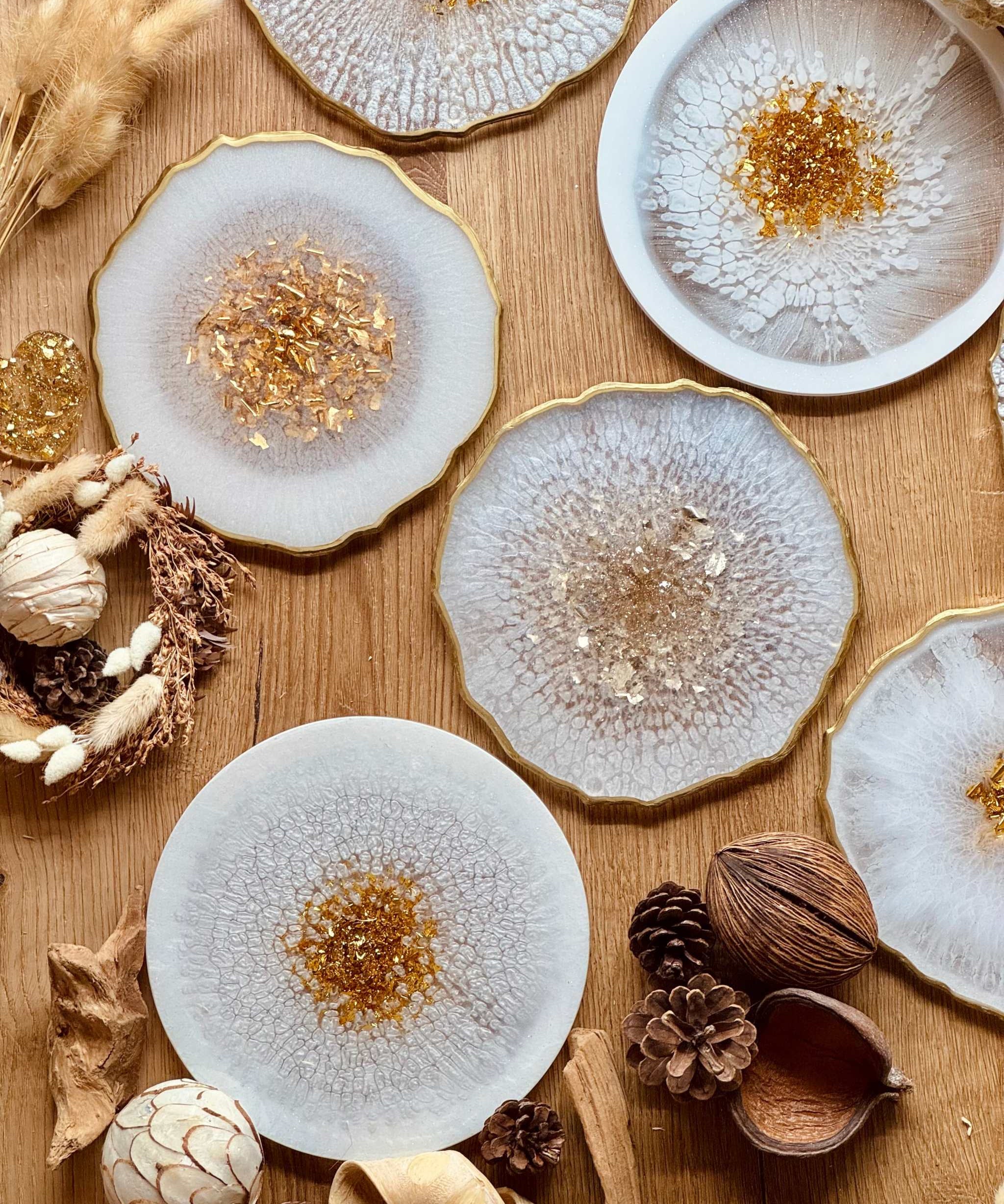 weißes handgemachtes Tablett aus Resin mit goldenen Details und einzigartigem Design
