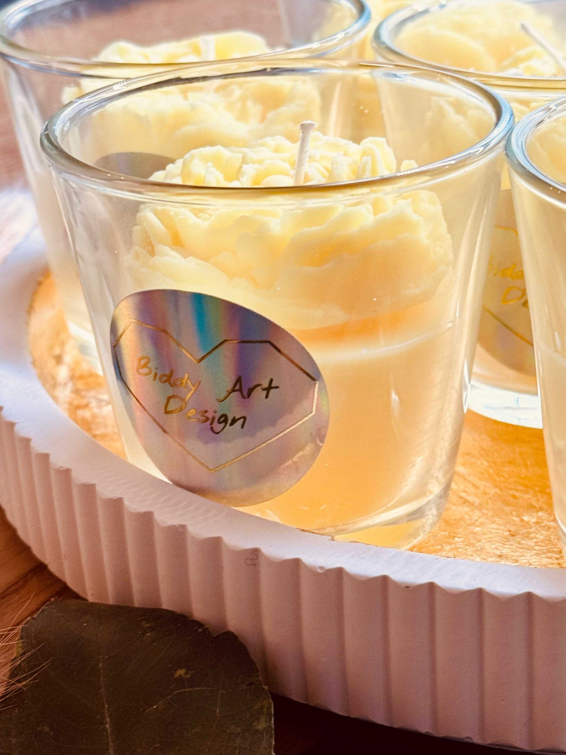 Luxuriöse Duftkerze im Glas mit Wachsrose als Highlight – perfekt als dekoratives Geschenk und eleganter Raumakzen