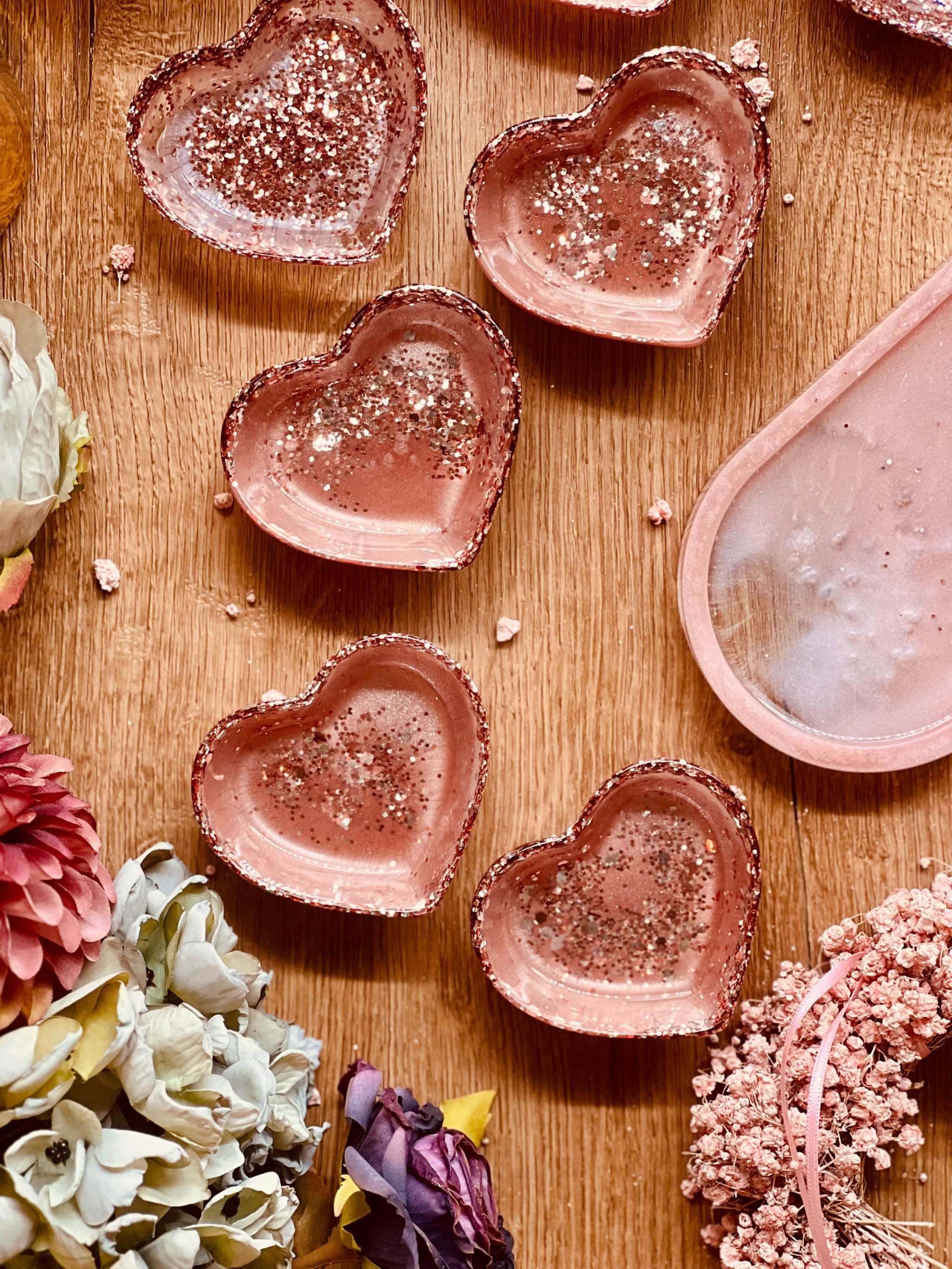 Handgemachte rosa Schmuckschalen aus Resin mit silbernem Glitzer in Herzform und oval, Dekoration für Bad oder Schlafzimmer