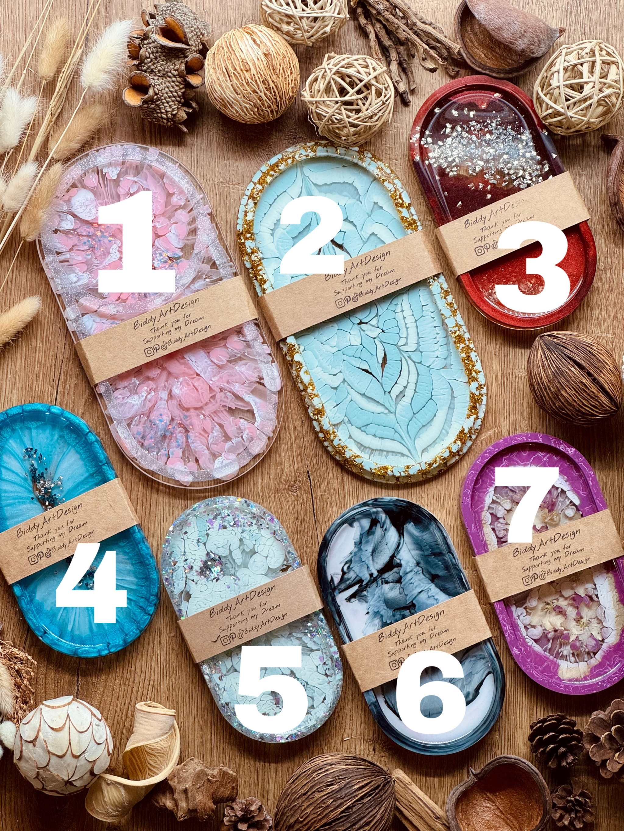 bunte handgemachte Schmuckschalen aus Resin in verschiedenen Designs und Formen als Deko und Geschenk