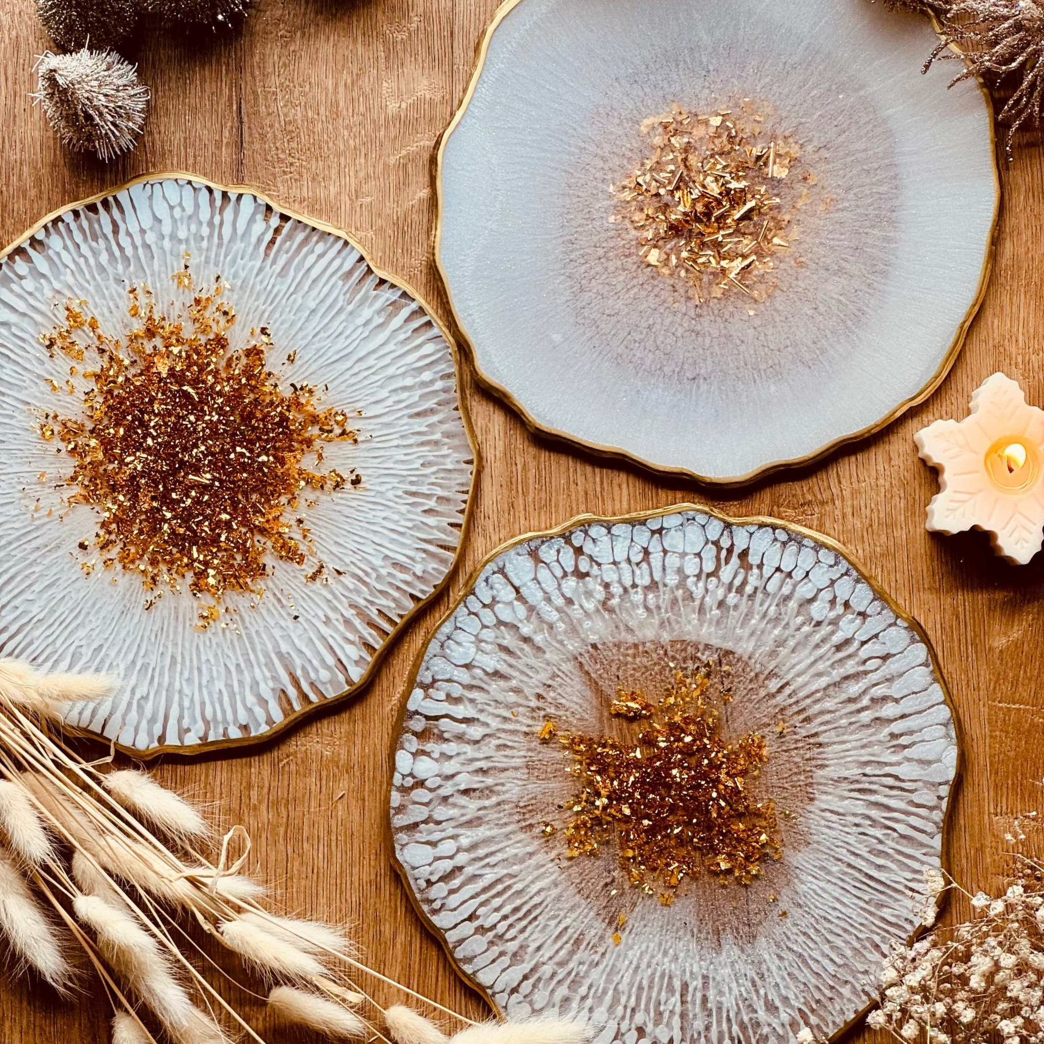 Resin tray in white with gold details
