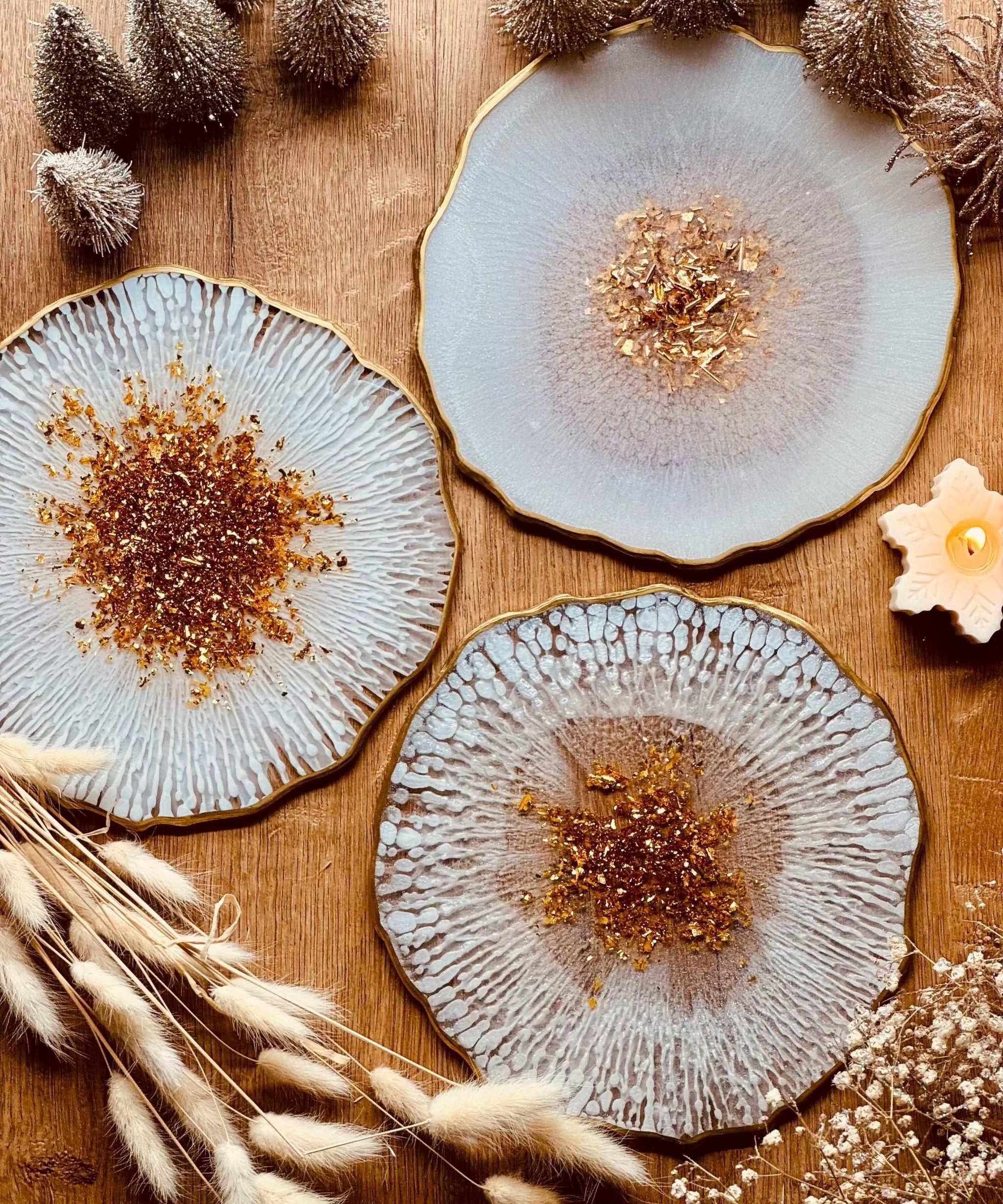 Handgemachtes weißes Tablett aus Resin mit goldenen Details und dekorativem Rand auf Holztisch dekoriert