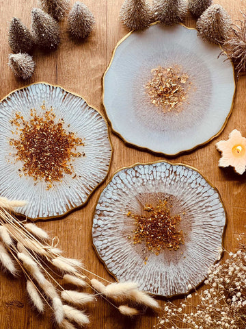 Resin tray in white with gold details
