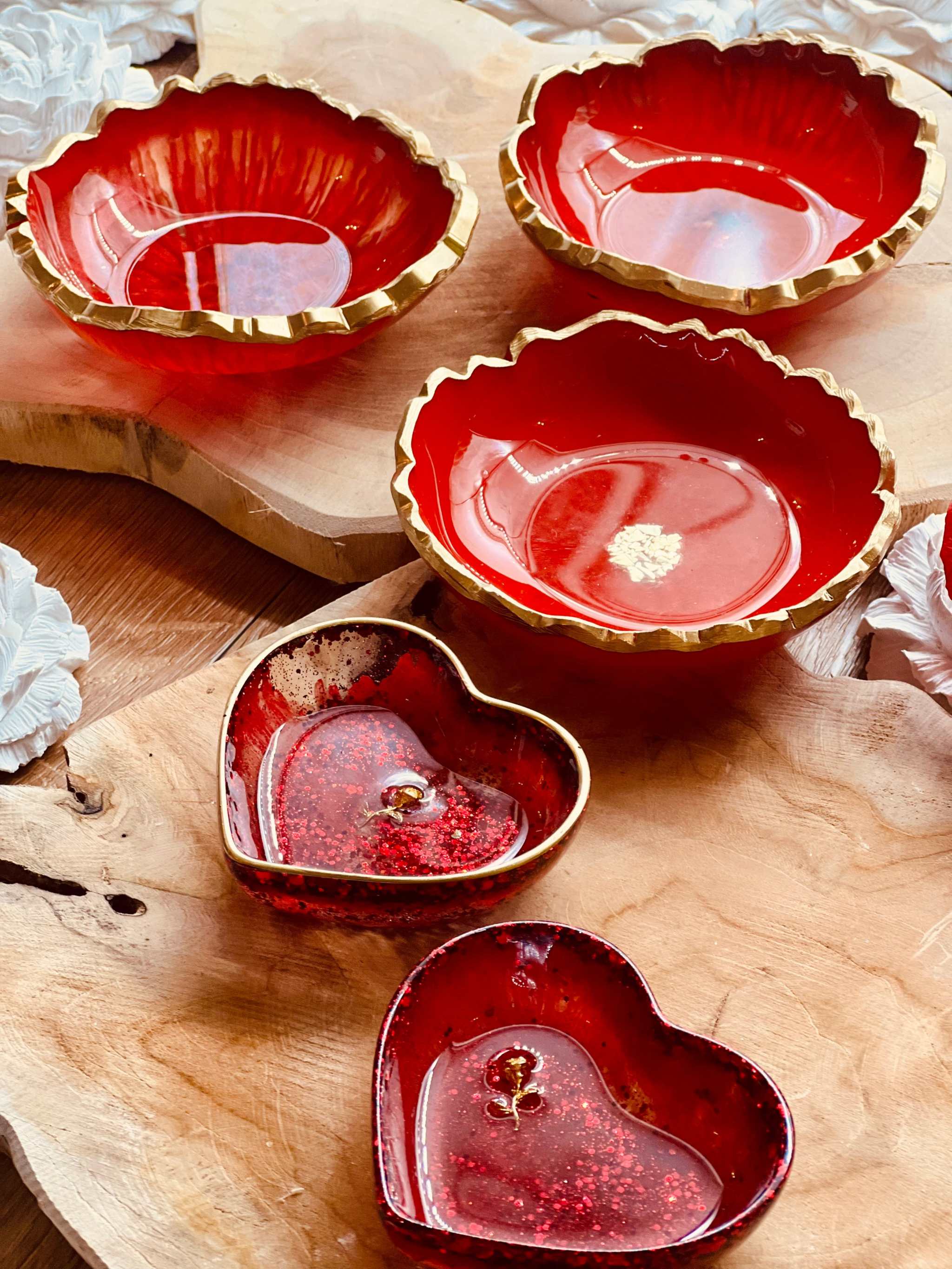 Handgemachte rote Schmuckschalen aus Resin mit goldenen Details in Herz- und Rundform, ideale Deko und Geschenkidee