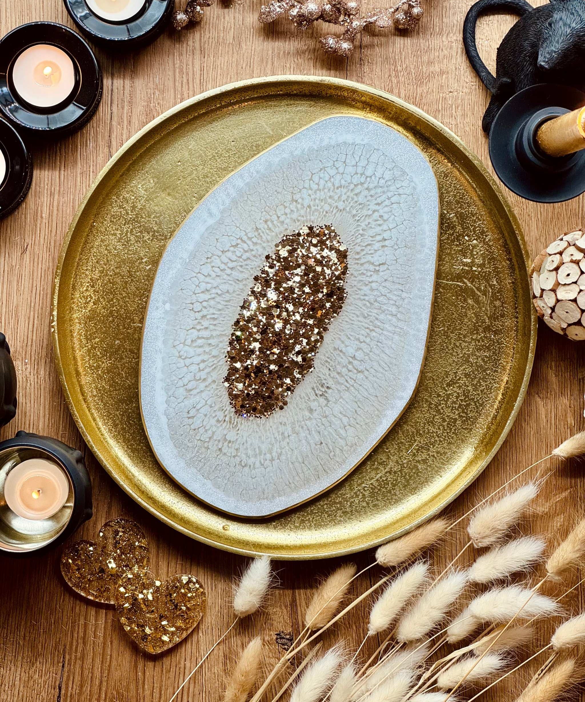 weißes handgemachtes Resin Tablett mit goldenen Details auf goldenem Untersetzer dekorativ arrangiert