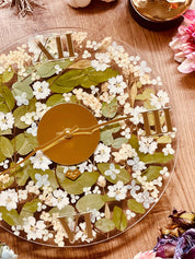 Resin Uhr mit getrocknetem Eukalyptus und Blumen handgefertigt mit römischen Zahlen und geräuschlosem Uhrwerk