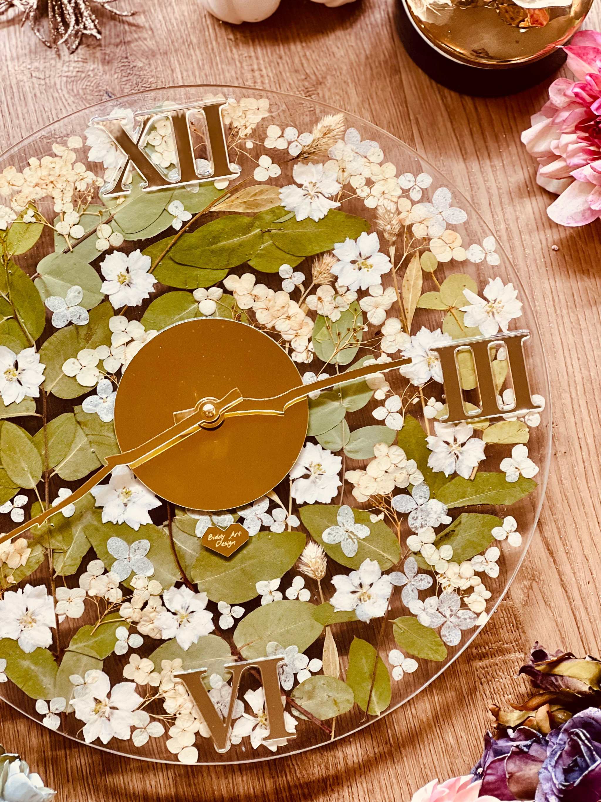 Resin Uhr mit getrocknetem Eukalyptus und Blumen handgefertigt mit römischen Zahlen und geräuschlosem Uhrwerk