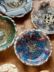 Handgemachte bunte Schmuckschalen aus Resin mit silbernen Details auf Holztisch, Unikate mit ca. 11 cm Durchmesser
