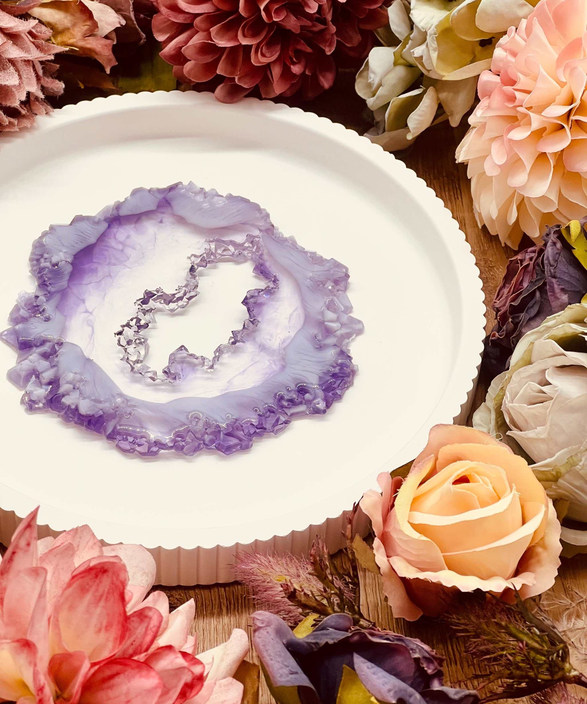 Handgemachtes Tablett aus Resin im violetten Geode Kristall Look als einzigartige Dekoration und Geschenkidee