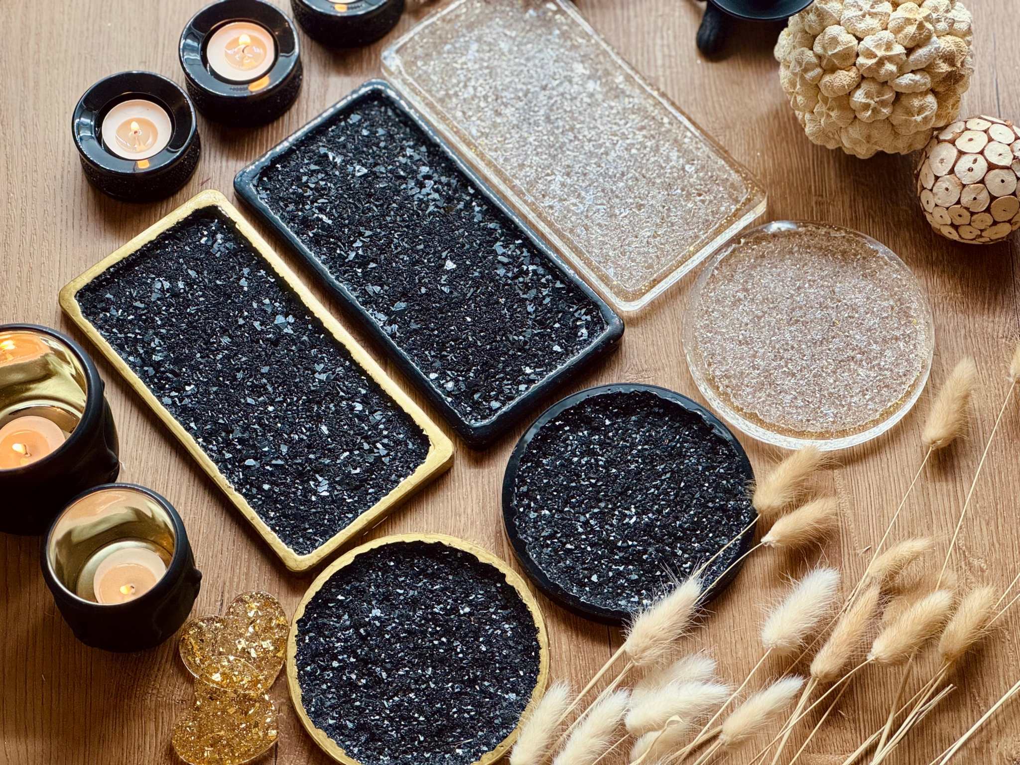Tablett Set aus Resin mit schwarzer und klarer druzy Oberfläche in rechteckiger und runder Form als Deko auf Holztisch