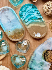 Handgemachte blaue Schmuckschalen aus Resin mit Muscheln in verschiedenen Formen als dekorative Unikate
