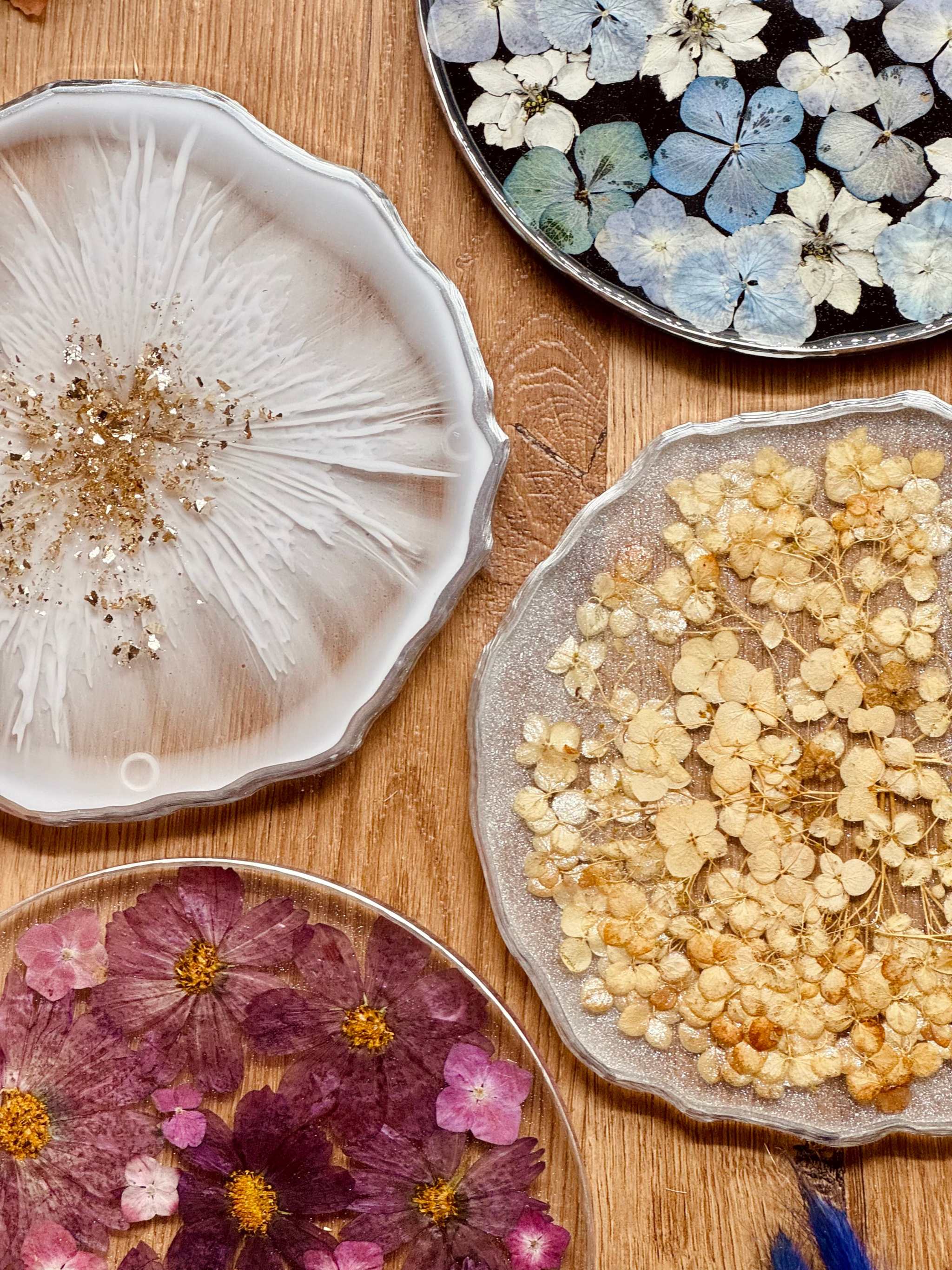 Handgemachtes Tablett aus Resin mit getrockneten Blumen und silbernen Details, einzigartiges Dekorationsstück, ca. 17cm Durchmesser